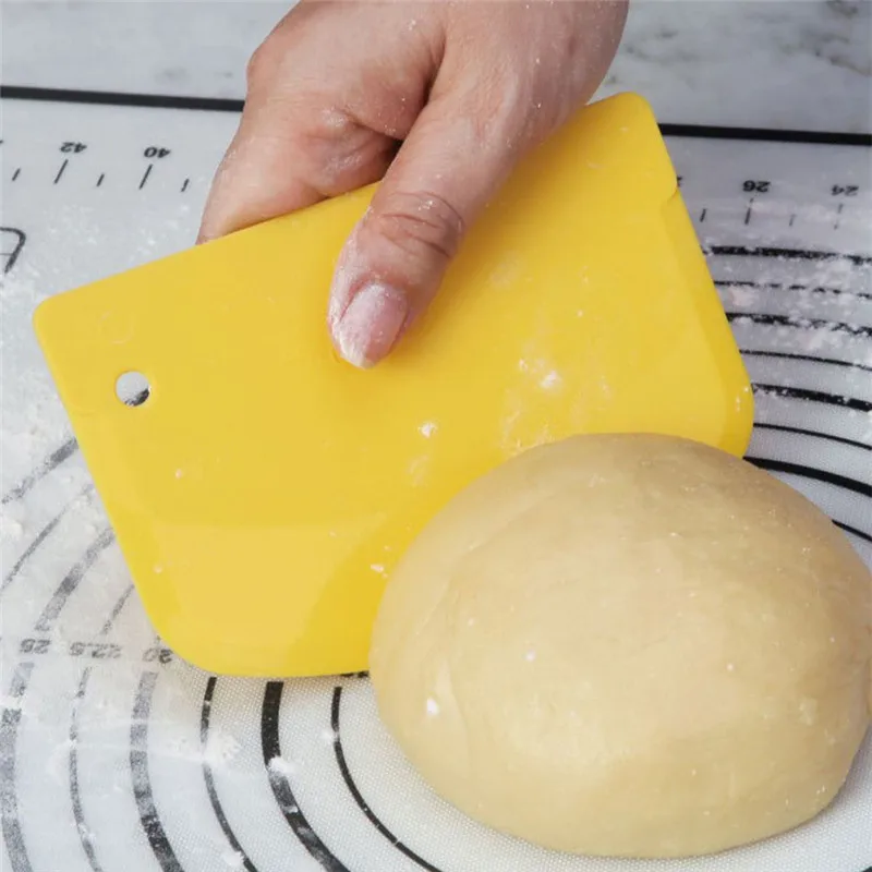 Coupe-pâtisserie en plastique