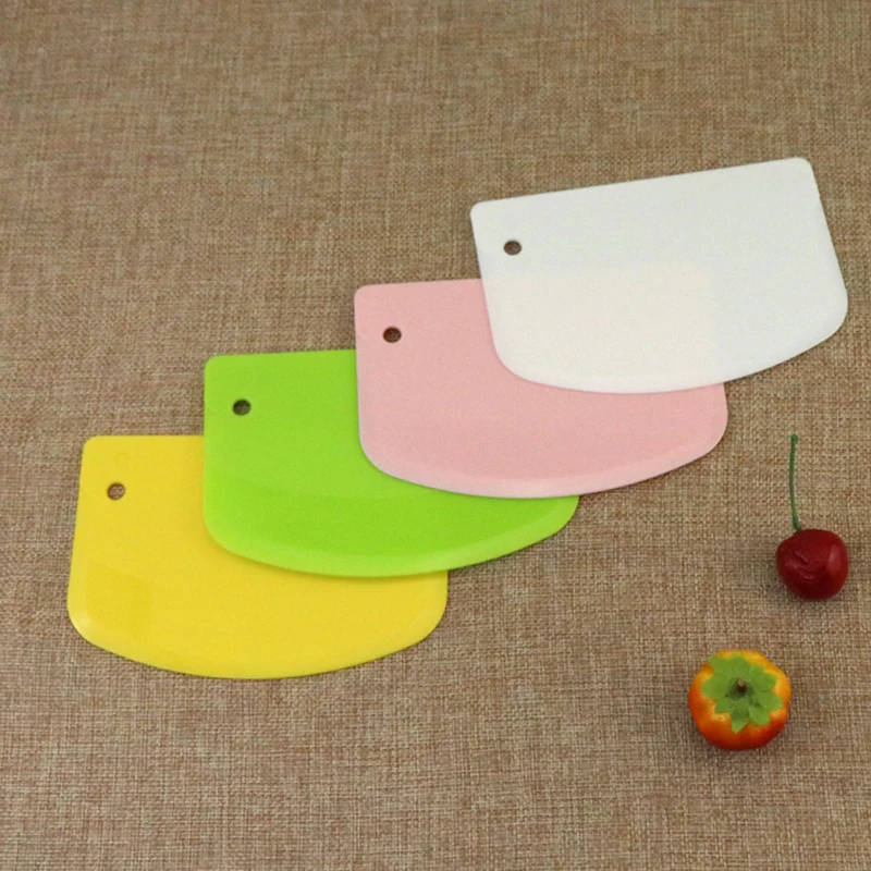 Coupe-pâtisserie en plastique