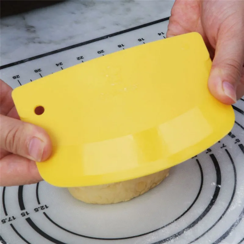 Coupe-pâtisserie en plastique