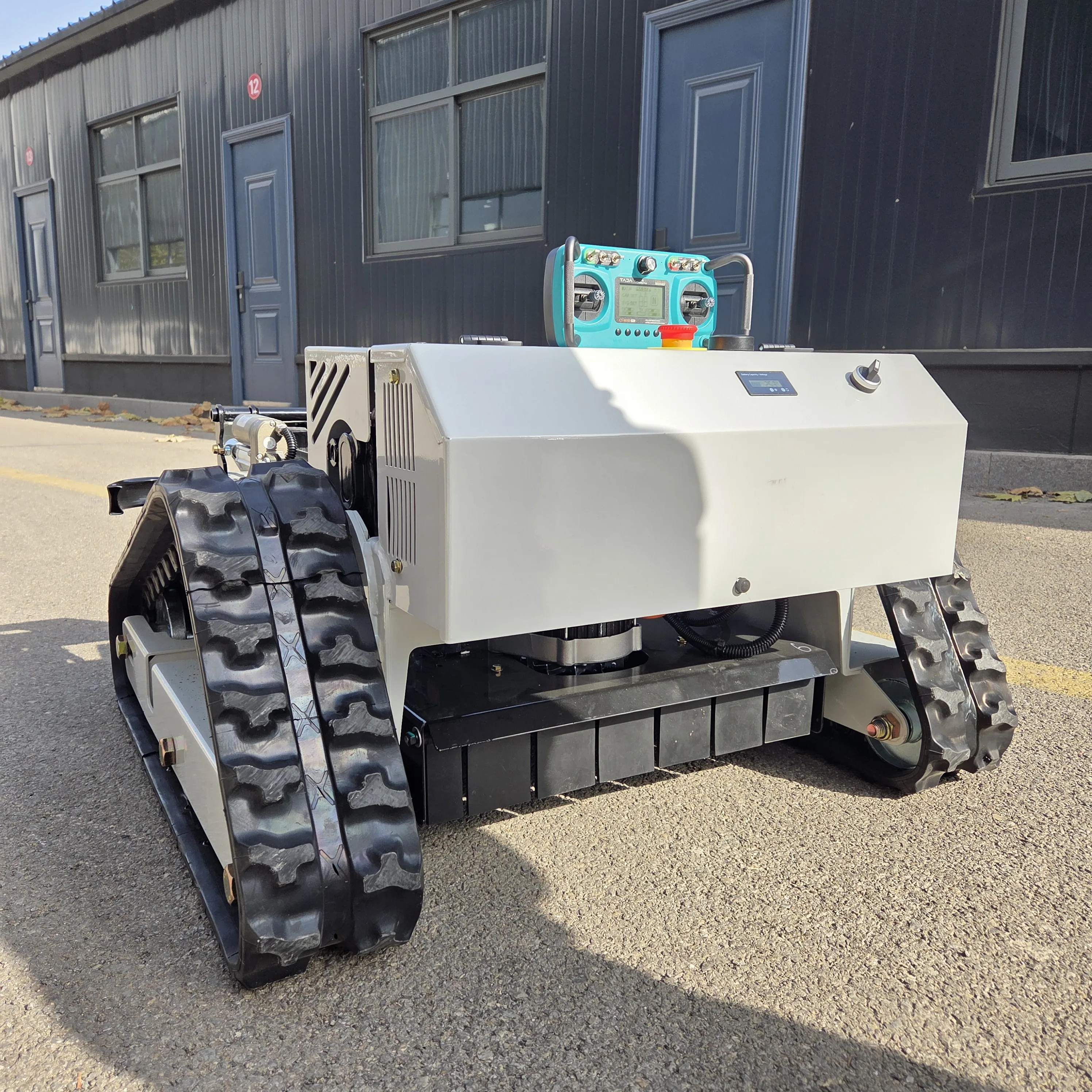 Tondeuse à gazon sur mesure certifiée CE et EPA — Robot tondeuse intelligent télécommandé sur chenilles avec accessoire de déneigement