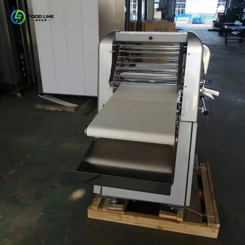 Machine de formage de biscuits entièrement automatisée et intelligente, personnalisée pour la découpe, le façonnage et l'embossage de la pâte.