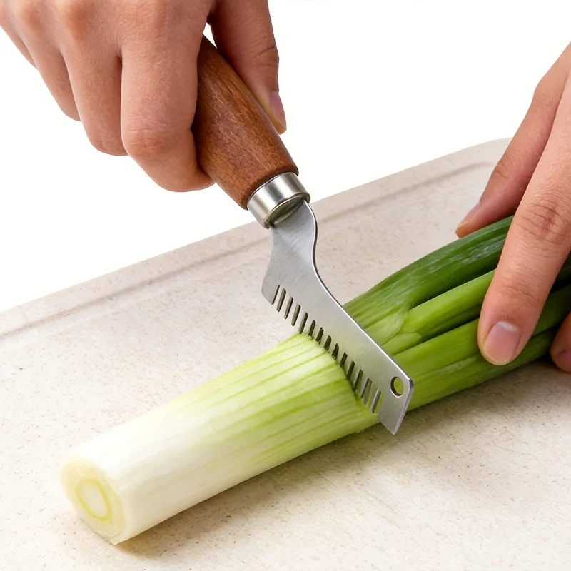 Un hachoir à manche en bois pour couper les oignons verts
