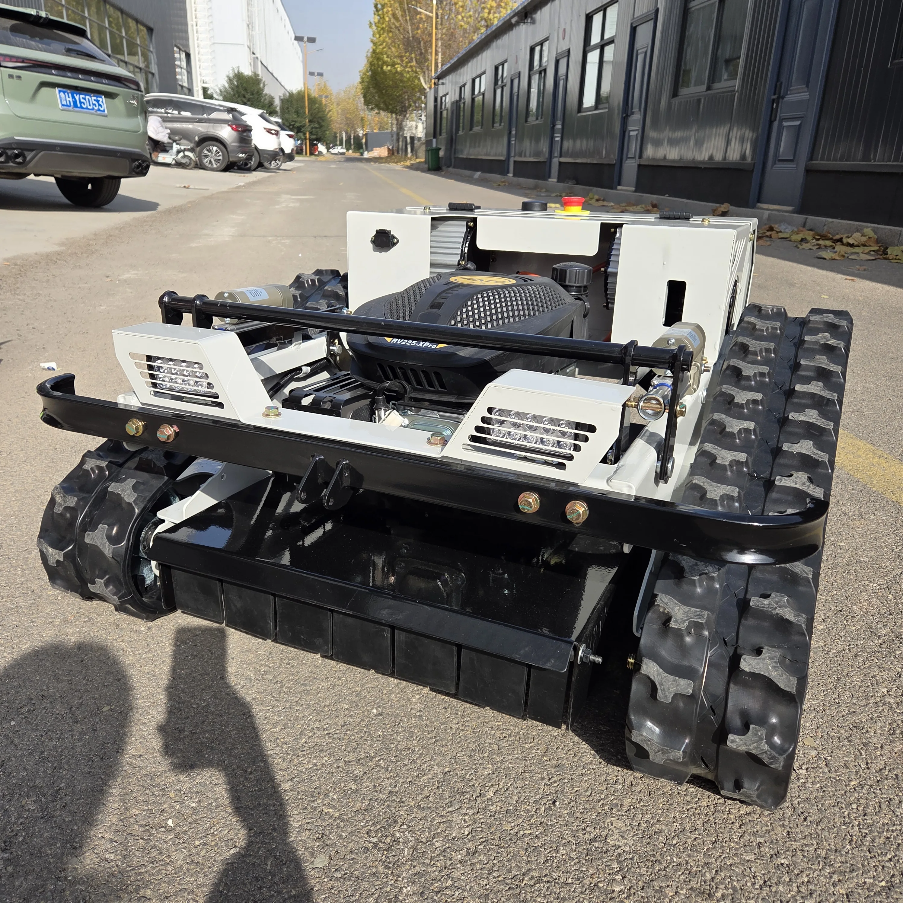 Tondeuse à gazon sur mesure certifiée CE et EPA — Robot tondeuse intelligent télécommandé sur chenilles avec accessoire de déneigement