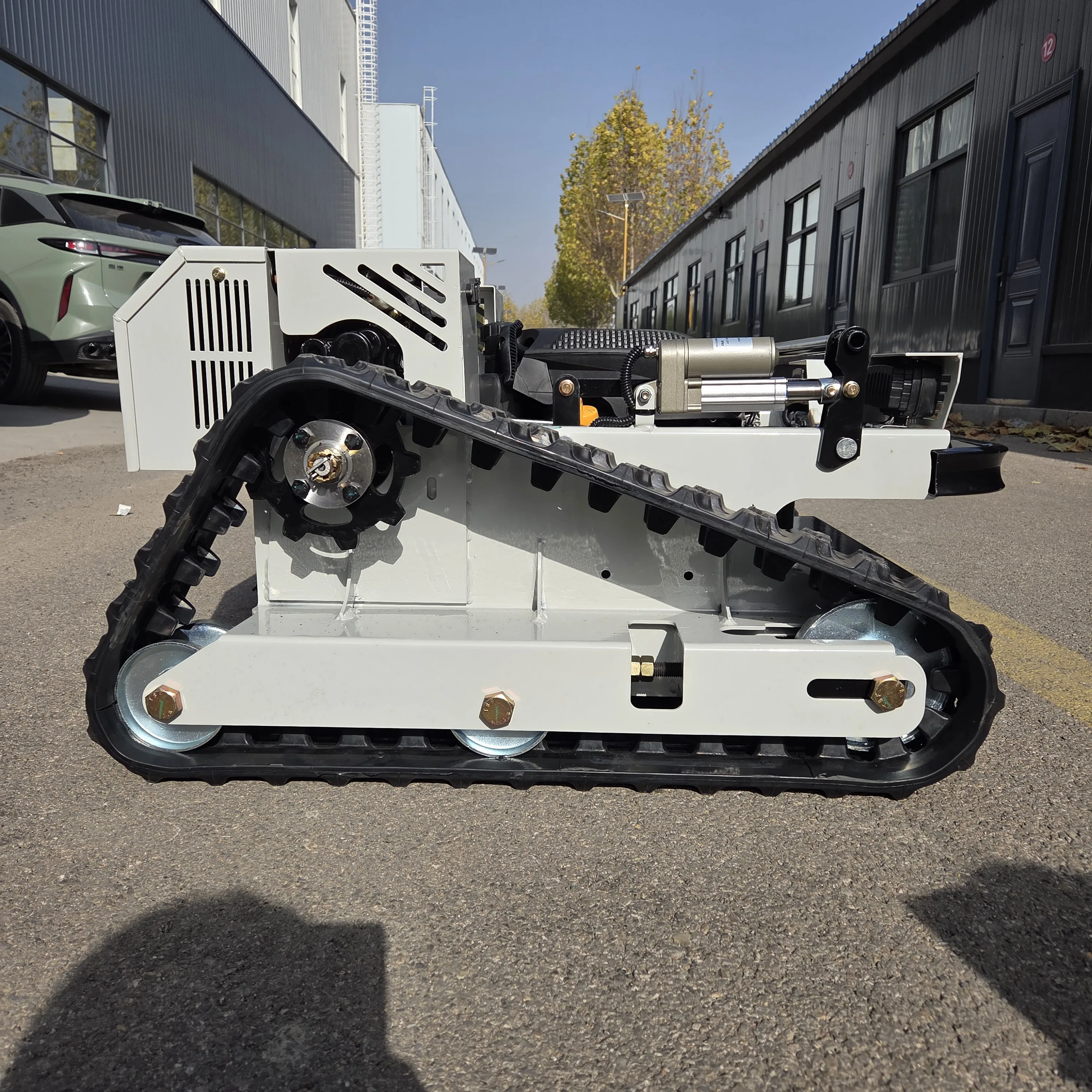 Tondeuse à gazon sur mesure certifiée CE et EPA — Robot tondeuse intelligent télécommandé sur chenilles avec accessoire de déneigement