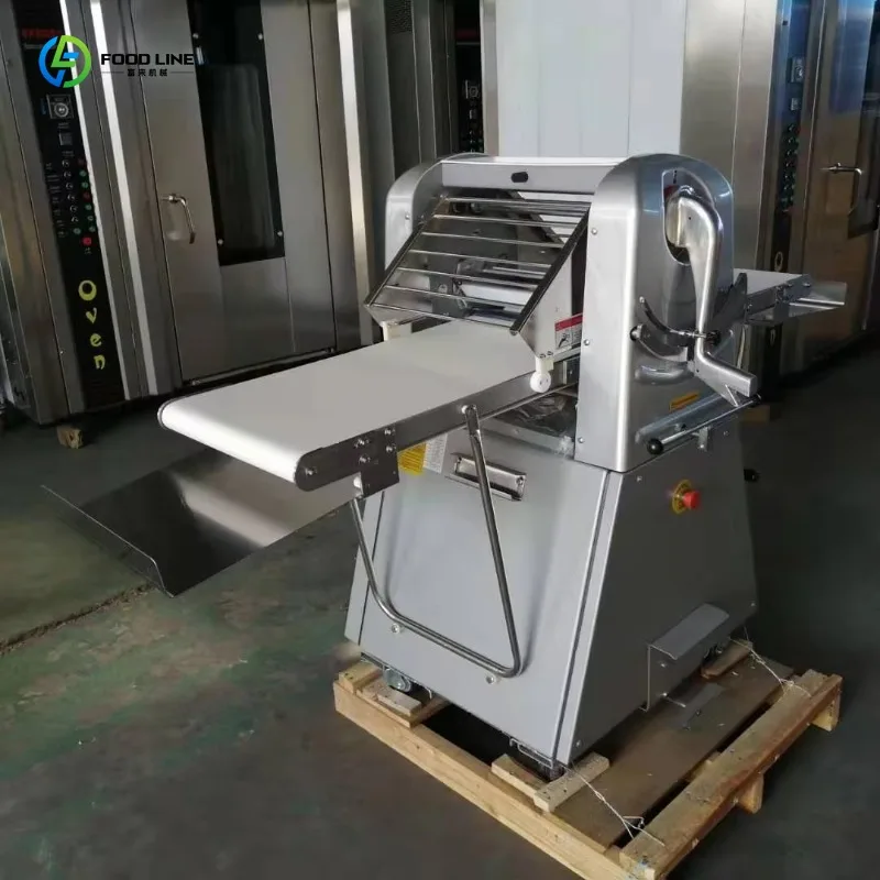 Machine de formage de biscuits entièrement automatisée et intelligente, personnalisée pour la découpe, le façonnage et l'embossage de la pâte.