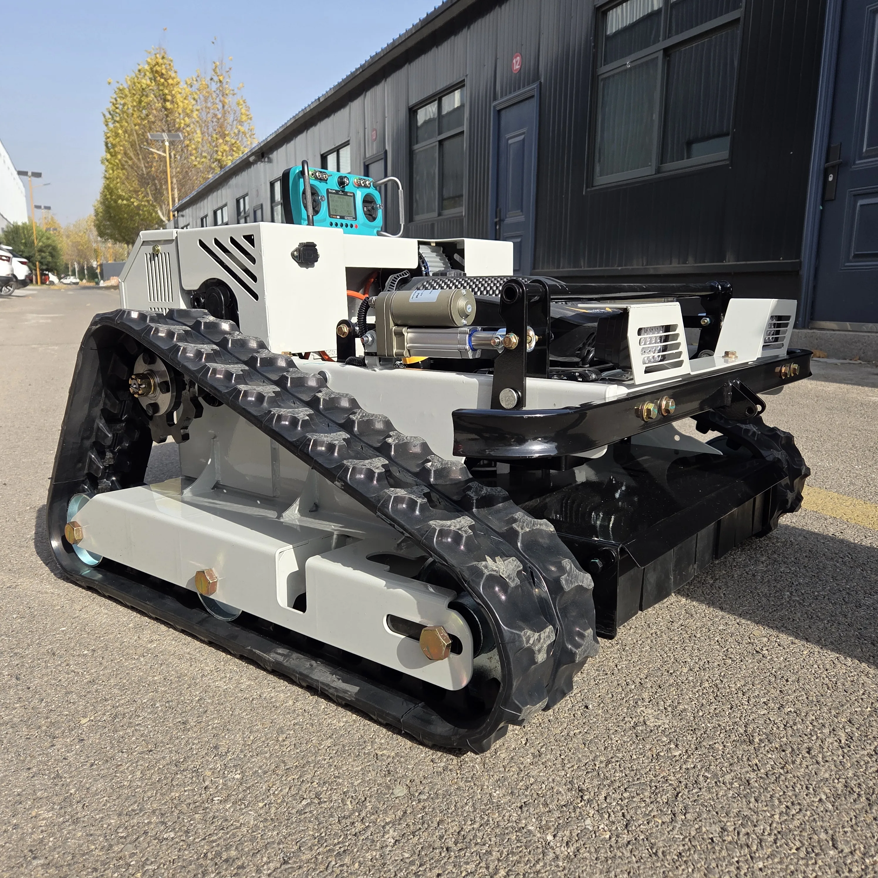 Tondeuse à gazon sur mesure certifiée CE et EPA — Robot tondeuse intelligent télécommandé sur chenilles avec accessoire de déneigement