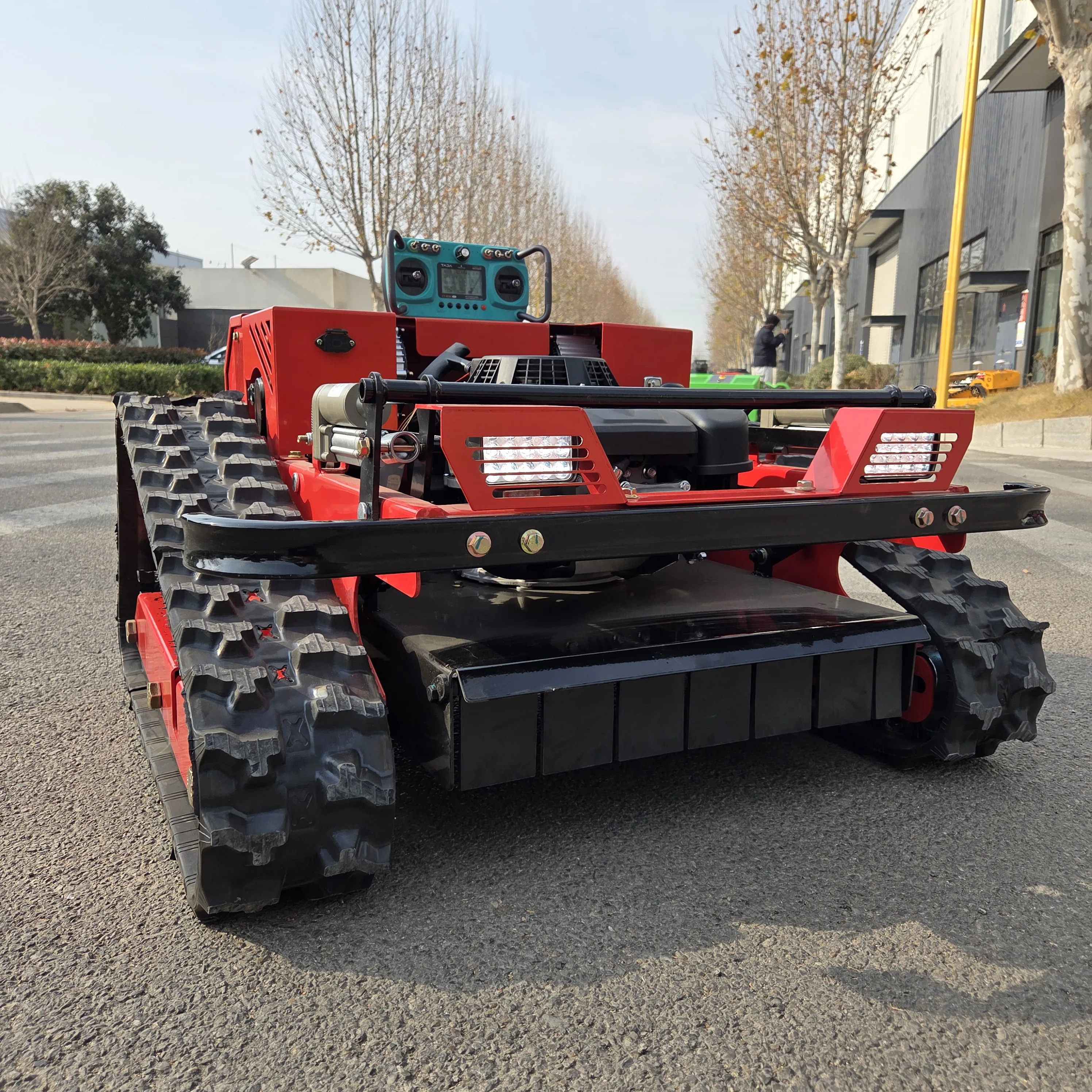 Tondeuse à gazon sur mesure certifiée CE et EPA — Robot tondeuse intelligent télécommandé sur chenilles avec accessoire de déneigement